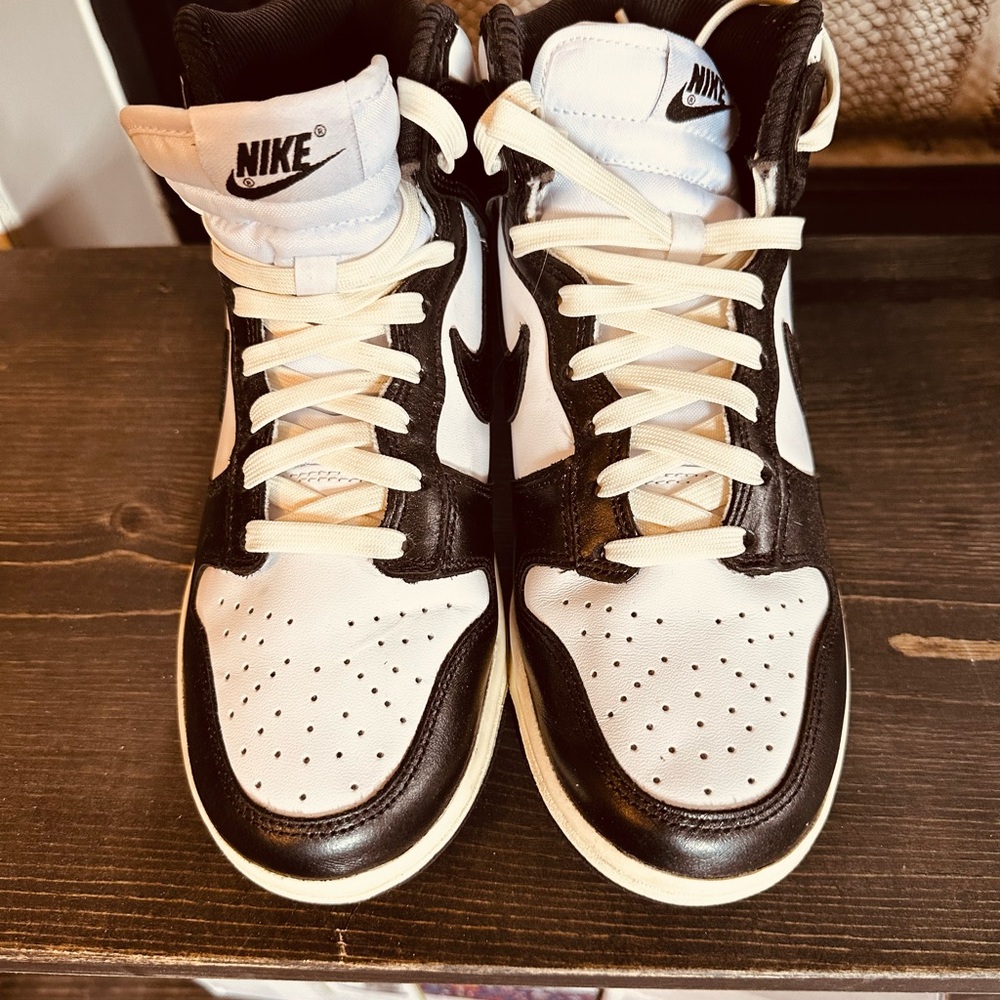 Hello ! Woman’s NIKE! Hightops